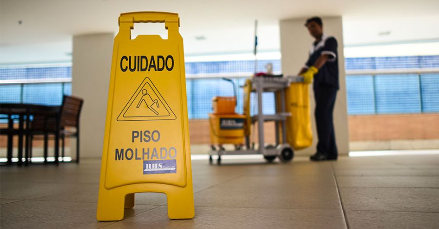 Limpeza profissional ganha força em condomínios: terceirização avança e transforma a gestão predial
