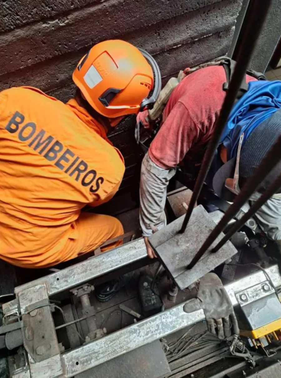 Trabalhador fica com perna presa em elevador durante serviço em prédio na Ponta Verde (AL)