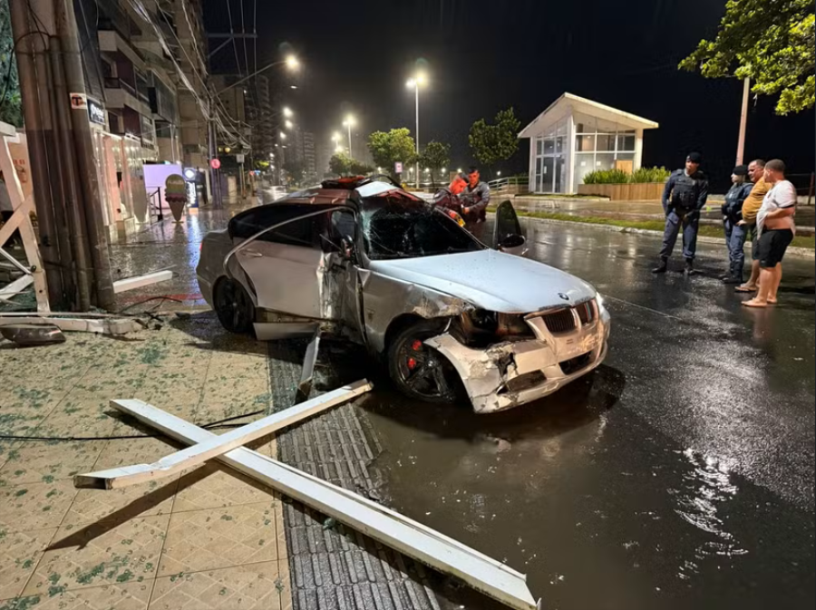 Motorista de BMW destrói portão de condomínio após perder controle na orla de Guarapari (ES)