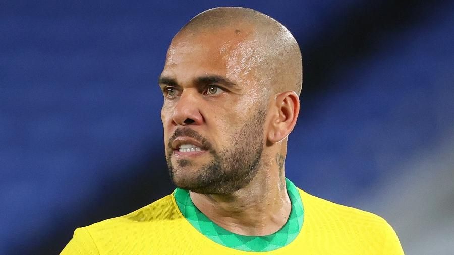 Daniel Alves acusa construtora de falsificar assinatura e pede R$ 22 milhões