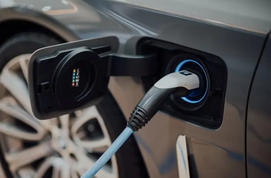Alesp aprova lei que garante instalação de recarga para carros elétricos em prédios