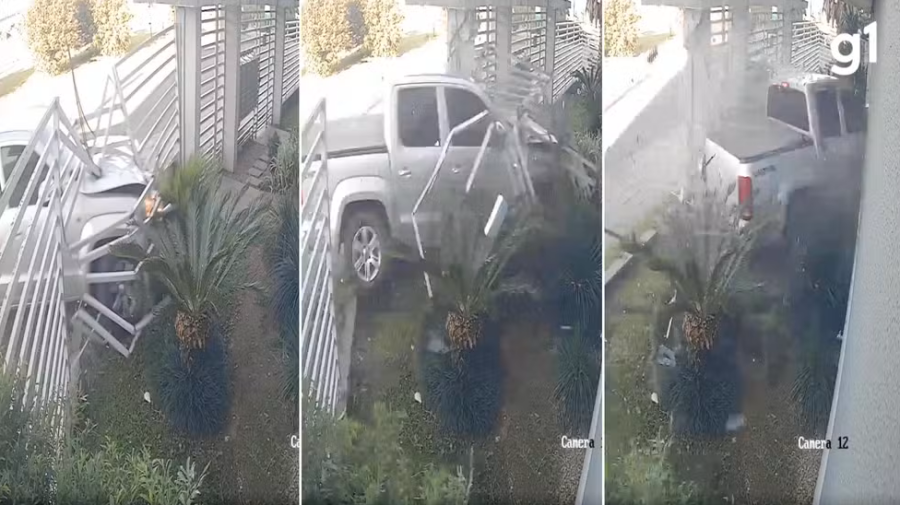 Motorista perde controle de caminhonete e atravessa portão de prédio em Caxias do Sul