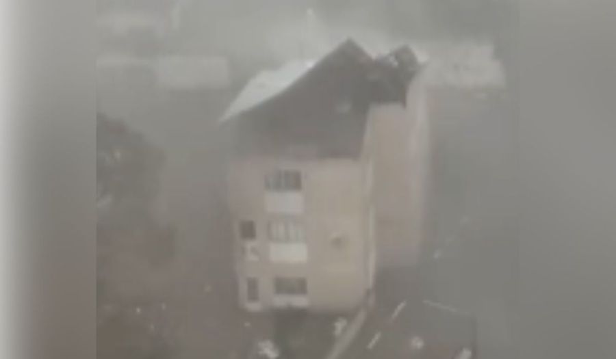 Vento arranca telhado de prédio em segundos durante forte temporal em Santa Catarina