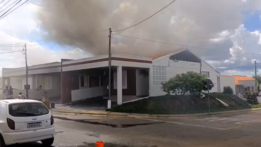 Bombeiro de folga sobe em telhado e salva vizinha de incêndio em condomínio de Cuiabá