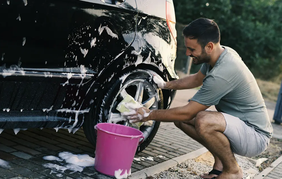 Condomínios podem proibir lavar carros e varandas? Especialista esclarece direitos e limites