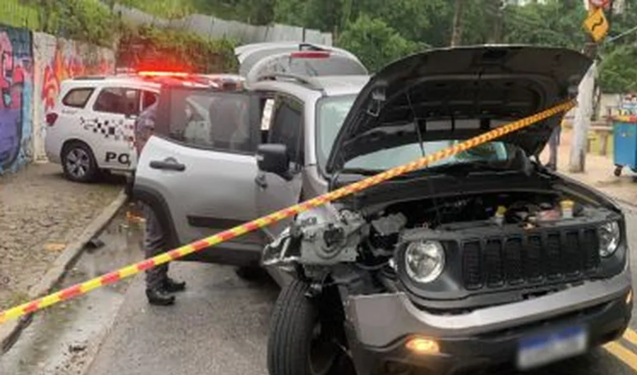 Invasão e fuga: adolescentes furtam Jeep e quebram portão em fuga