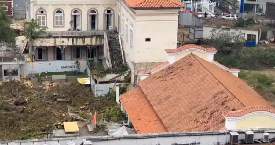 Moradores do Flamengo protestam contra derrubada de árvores no antigo colégio Bennett