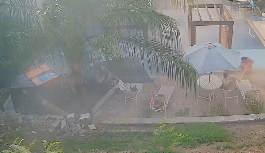 Trator da Comlurb perde controle e invade área de lazer de condomínio no Andaraí