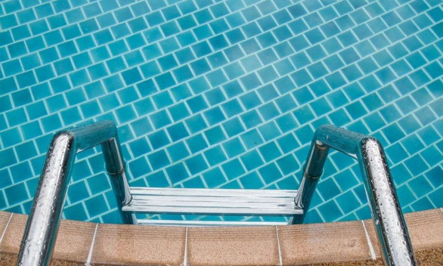 Condomínio e construtora são condenados após criança se ferir em piscina