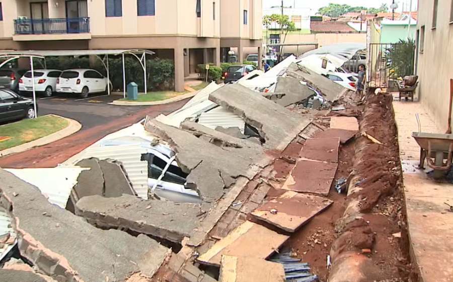Água invade condomínio e deixa estacionamento submerso durante temporal em Ribeirão Preto