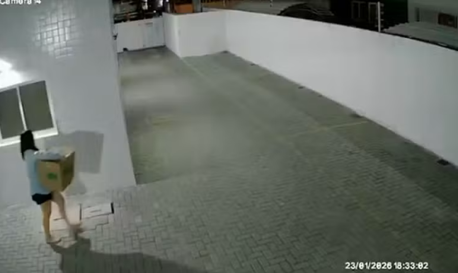 Vídeo mostra mulher carregando caixa com corpo de bebê achado em lata de lixo em João Pessoa