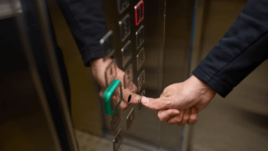 Justiça determina indenização por falha de segurança após homem ficar preso em elevador