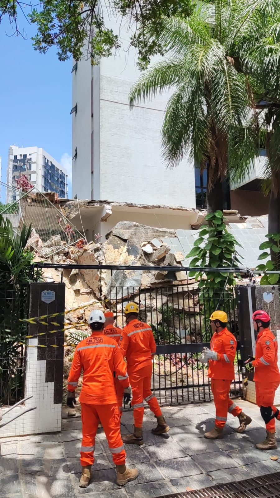 Queda de laje em área comum interdita edifício no Espinheiro, no Recife, e mobiliza Bombeiros e Defesa Civil