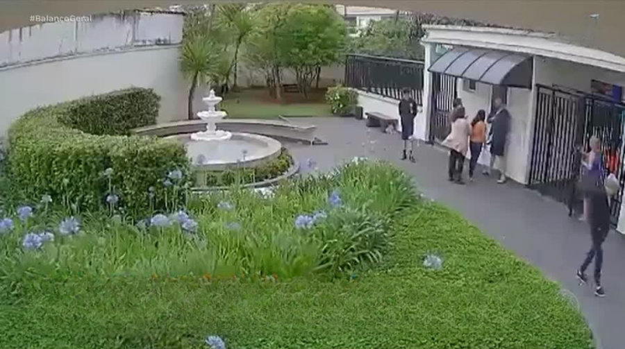 Moradora é flagrada xingando e humilhando zelador em condomínio de Guarulhos