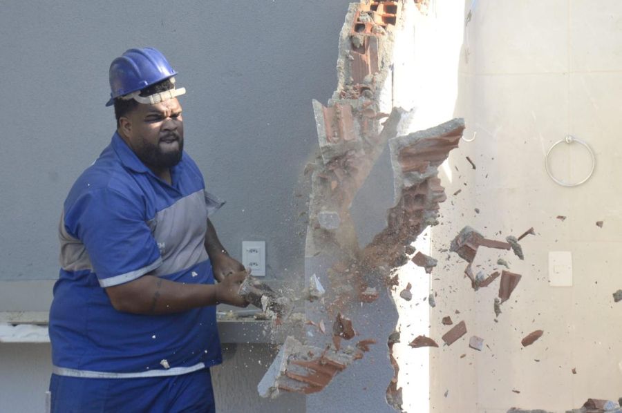 Seop derruba construções irregulares em condomínio no anil após denúncias de moradores