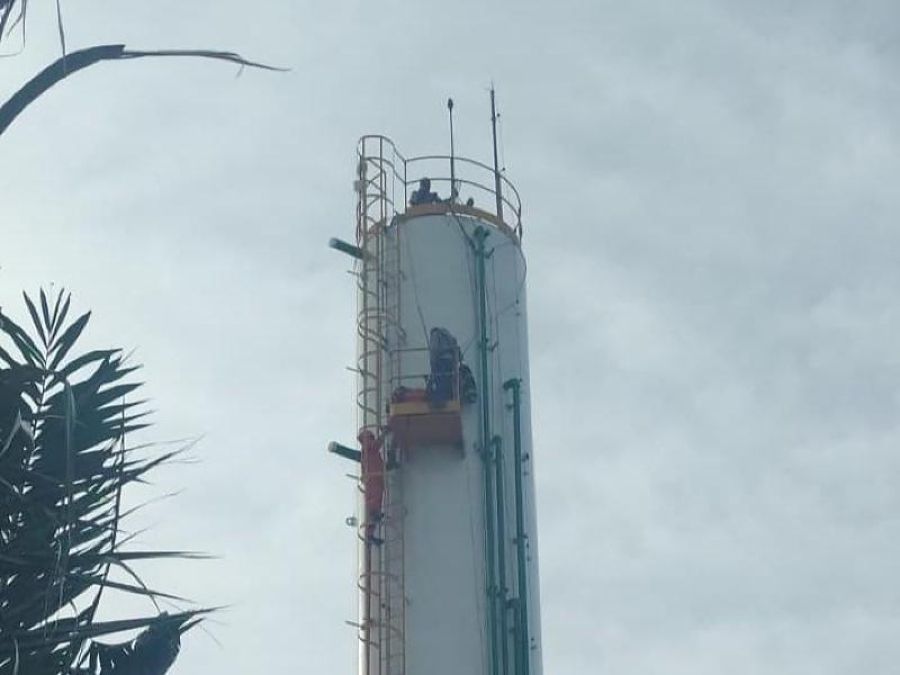 Trabalhador é resgatado após cair em caixa d’água de condomínio em Cuiabá em operação complexa