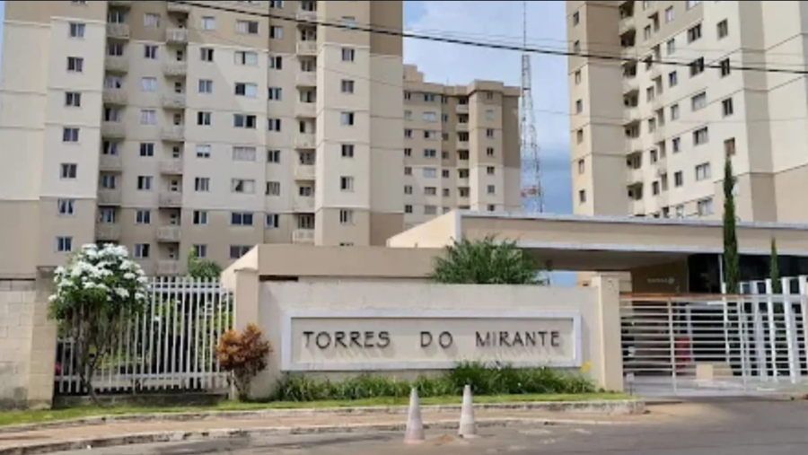 Moradores protestam em condomínio de Anápolis após alegarem manobras do síndico e dívida de quase R$ 1 milhão