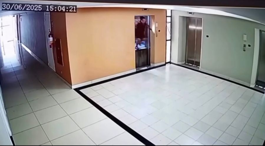 Vídeo mostra mulher pulando de elevador em movimento e levanta alerta sobre manutenção em condomínio de Jaboatão