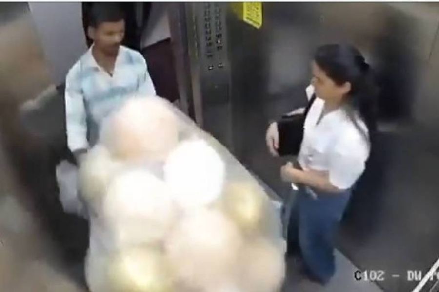 Balões cheios de gás explodem dentro de elevador e deixam três feridos em Mumbai (Índia)