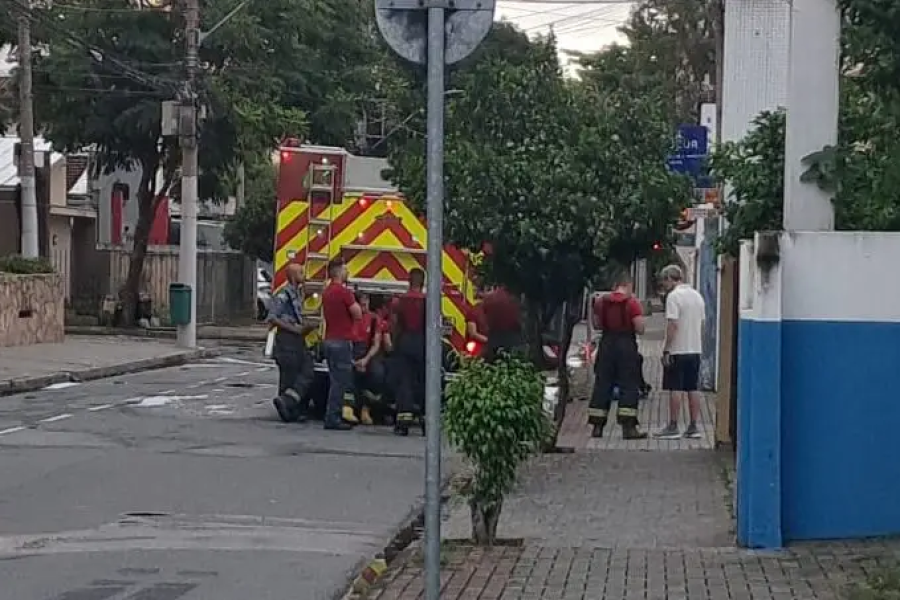 Incêndio em subsolo de condomínio no centro de São José dos Campos atinge cinco veículos
