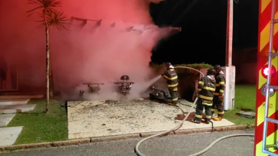 Incêndio destrói veículos e garagem em condomínio de luxo em Caraguatatuba (SP)