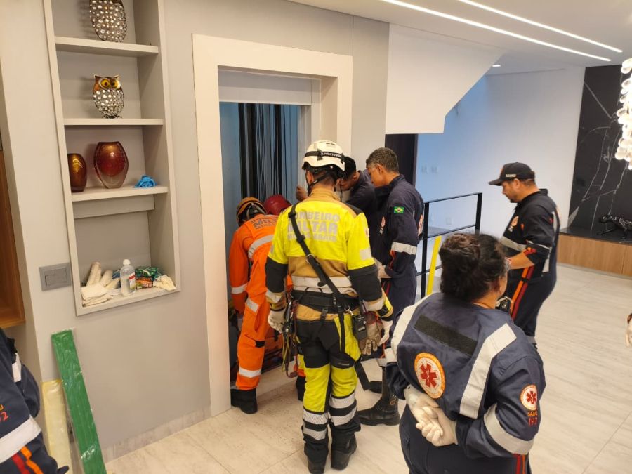 Técnico fica ferido em acidente de manutenção de elevador em prédio no bairro Estoril, em BH