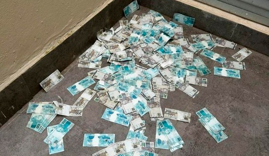 Homem joga mala com R$ 429 mil pela janela e vira alvo da PF em SC