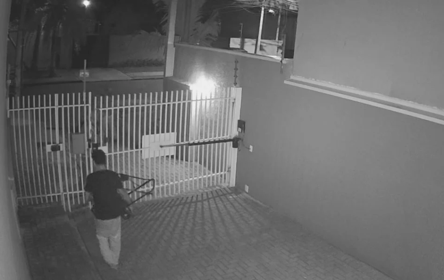 Homem invade condomínio em Curitiba, furta cortador de grama e foge com comparsas