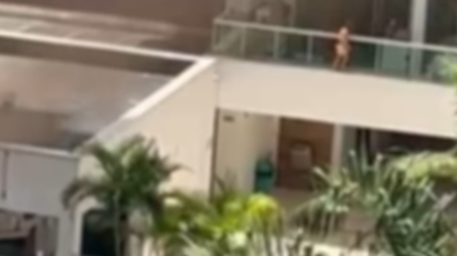 Criança é flagrada do lado de fora de sacada em edifício em Goiânia