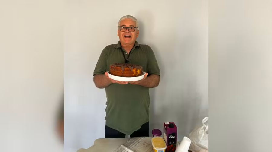 Porteiro é homenageado por moradores com festa e presente de R$ 1 mil em pix em SP