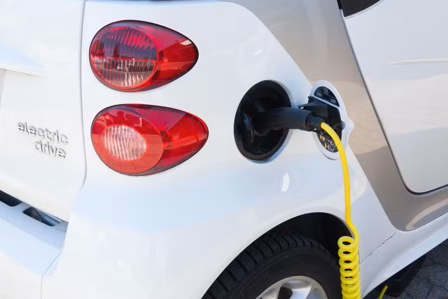 Síndicos e condomínios buscam soluções para adaptar nova lei sobre carregadores de veículos elétricos em SP