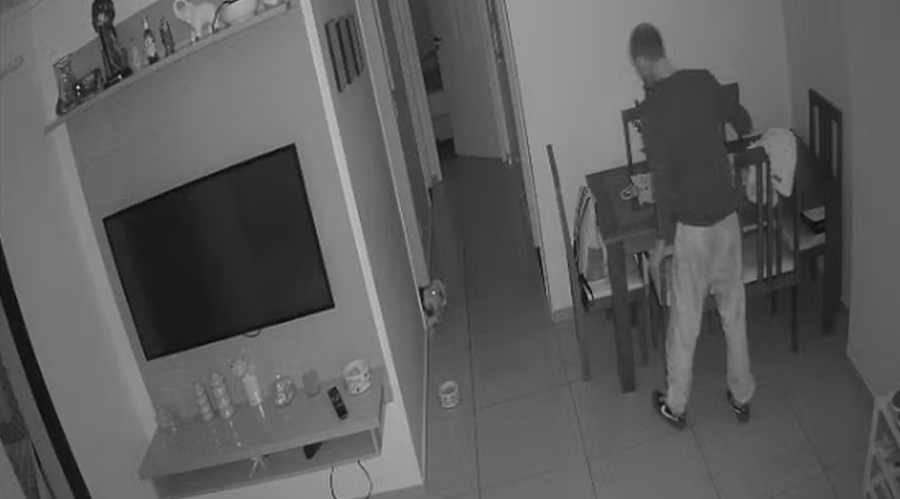 Cachorro assusta invasor e impede furto em apartamento na Vila Olímpia