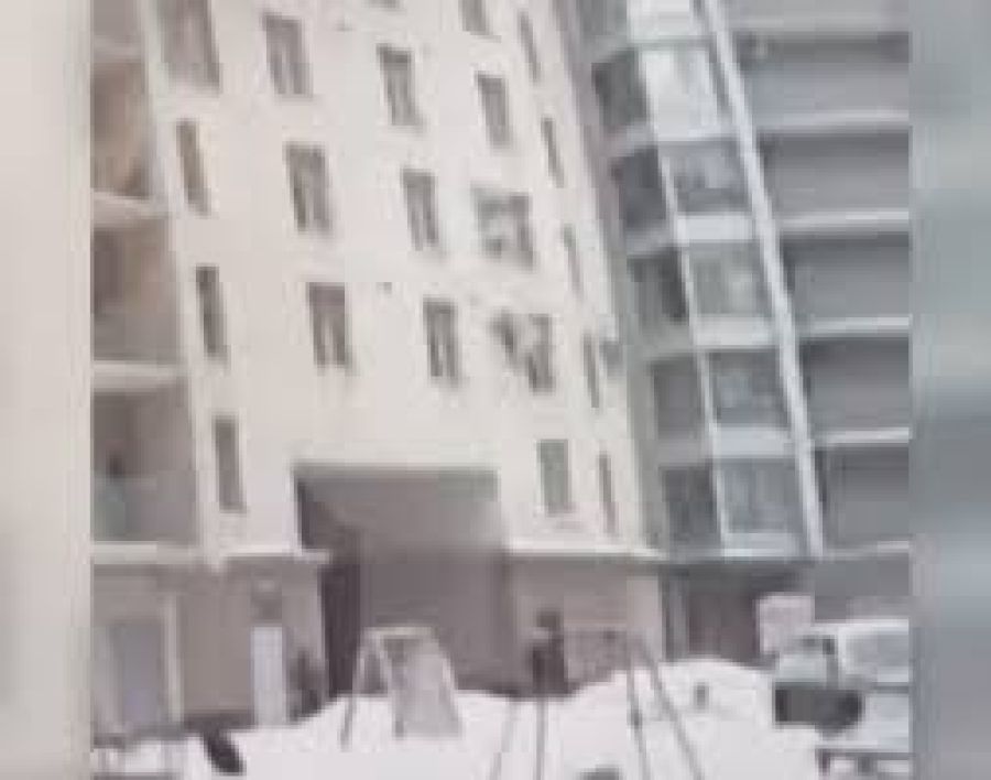 Zelador salva menino de 7 anos que caiu de janela do 7º andar em prédio na Rússia