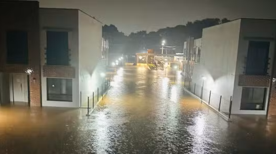 Temporal e enchente em condomínio de Paulínia fazem lago transbordar e invadem casas