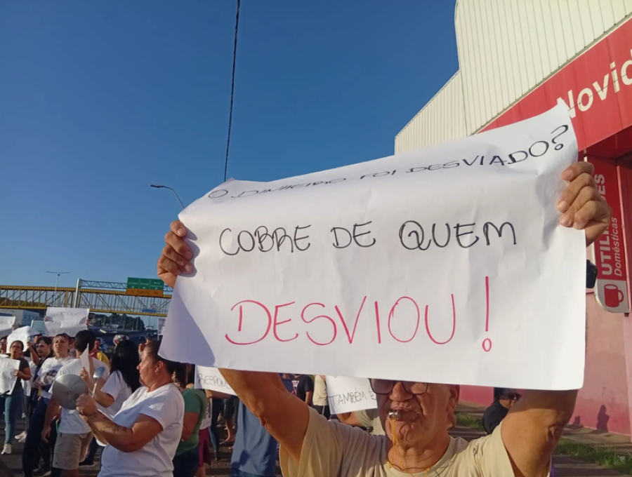 Moradores de condomínio em São Leopoldo realizam manifestação contra cobrança abusiva de água