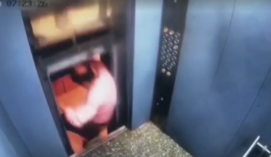 Homem escapa de ser esmagado por elevador que se move com porta aberta na Índia