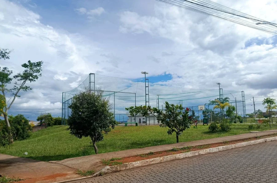 Condomínio ocupa áreas públicas com quadra de esportes e igreja no Distrito Federal