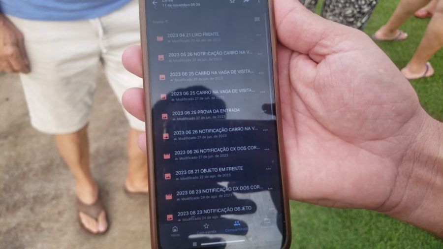 Moradores protestam contra gestão e multas em condomínio de Cascavel