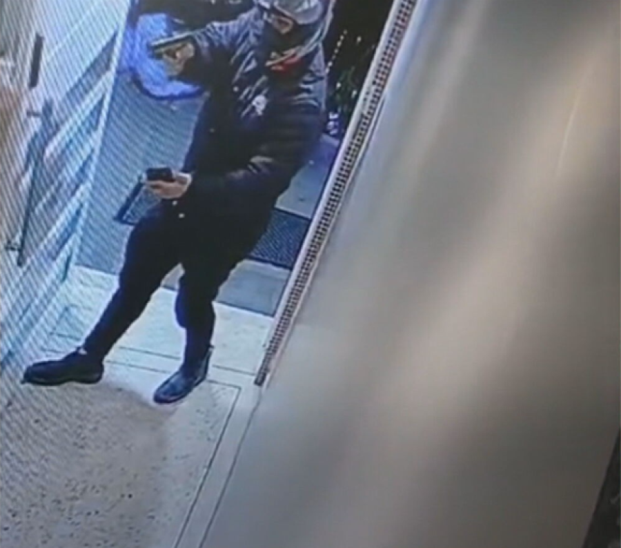 Motoqueiros se passam por entregadores e assaltam morador na entrada de prédio na Vila Madalena