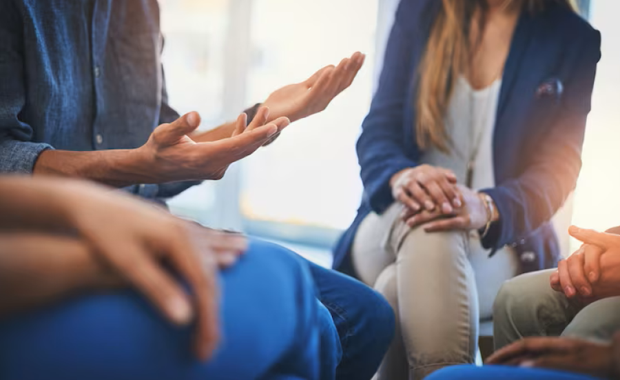 Saúde mental em condomínios exige mediação do síndico e equilíbrio entre acolhimento e segurança