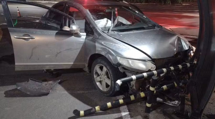 Homem morre após bater carro contra proteção de leitor facial em entrada de condomínio em Piracicaba (SP)