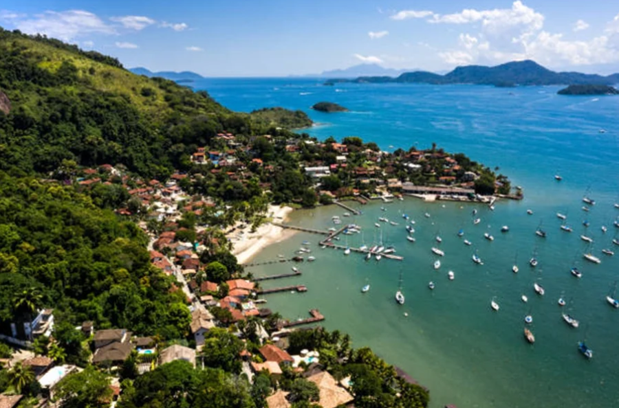Deslizamento em condomínio de luxo deixa morto e feridos durante obra em Angra dos Reis (RJ)