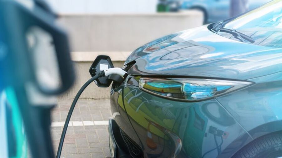 Carregador de carro elétrico em condomínio: quem paga a conta da recarga segundo especialistas
