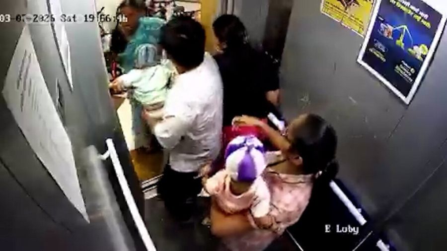Bebê prende braço em porta de elevador em condomínio na Índia e mobiliza moradores