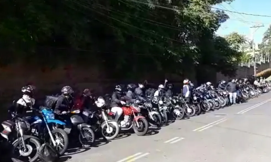 Motoboys invadem condomínio após motorista atropelar colega e fugir em Curitiba