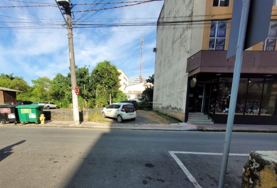 Impasse sobre localização de lixeiras mobiliza síndico, restaurante e prefeitura em Urussanga