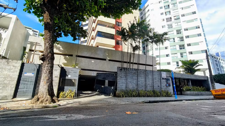 Homem invade prédio com gasolina e dispara 20 vezes contra porta de apartamento em Recife