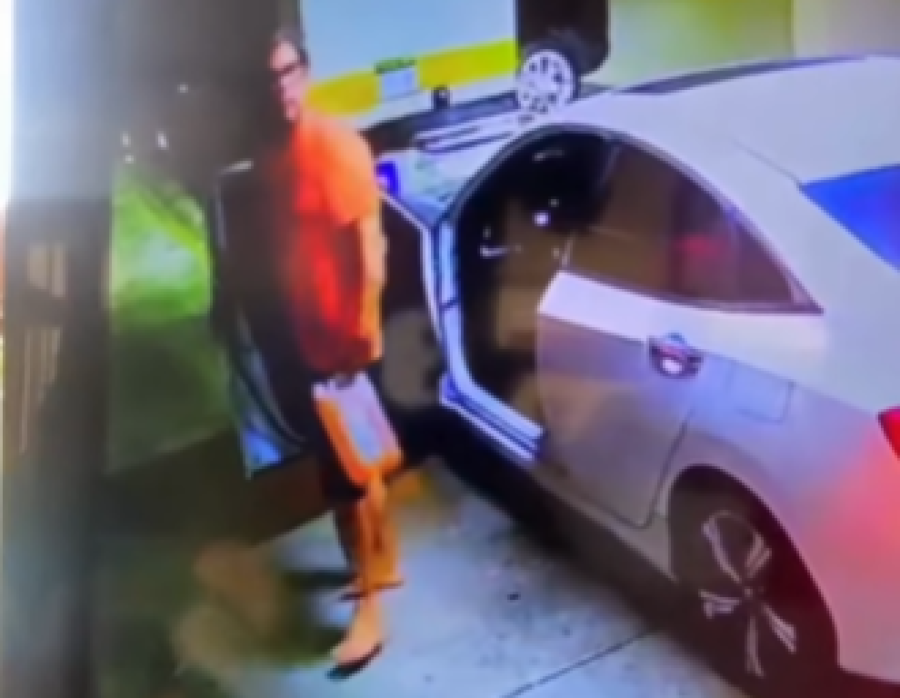 Vídeo mostra homem invadindo condomínio com arma e gasolina no Recife