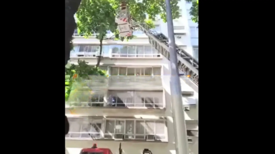 Porta é arremessada de prédio em Copacabana e mobiliza Corpo de Bombeiros