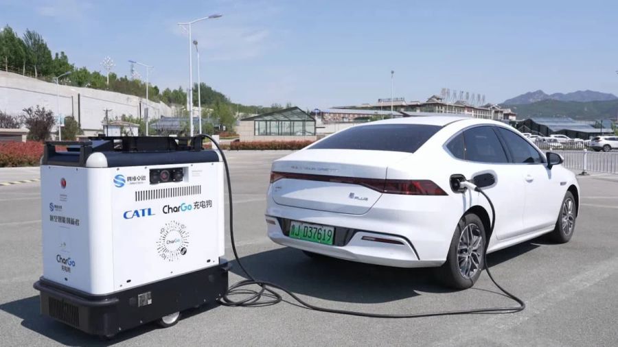China testa robô móvel que carrega carros elétricos em condomínios antigos sem obras